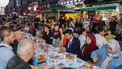 Bayraklı Belediyesi, Ramazan ayı kapsamında ilçenin farklı noktalarında iftar programları