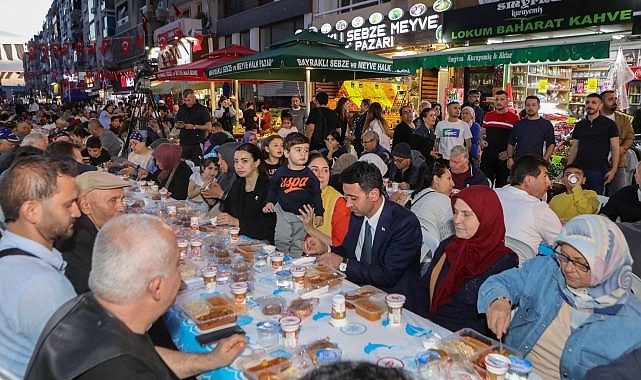 Bayraklı Belediyesi, Ramazan ayı kapsamında ilçenin farklı noktalarında iftar programları