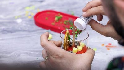 Bayraklı Belediyesi, Sevgililer Günü kapsamında hem kadın emeğini destekleyen hem