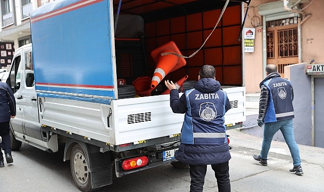 İstanbul Bayrampaşa Belediyesi zabıta ekipleri, yol ve kaldırımları işgal eden