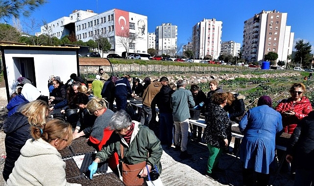Bornova Belediyesi’nin Evka 4 Kent Bostanı’nda kadın üreticiler, yerel tohum