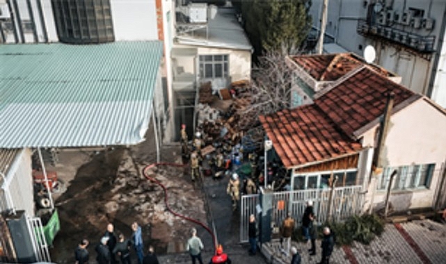 Bornova Kemalpaşa Caddesi’ndeki 5 katlı bir ayakkabı fabrikasında sabah saatlerinde