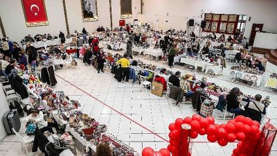 Buca’da Sevgililer Günü bu yıl yalnızca çiçeklerle değil, emekle, dayanışmayla