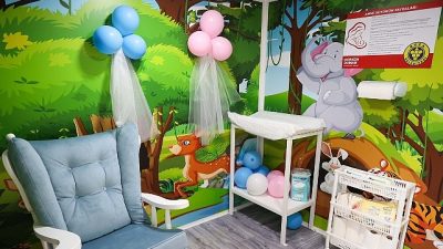 Buca Belediyesi, ilçe geneline yaygınlaştırılması hedeflenen bebek bakım kabinlerinin ilkini