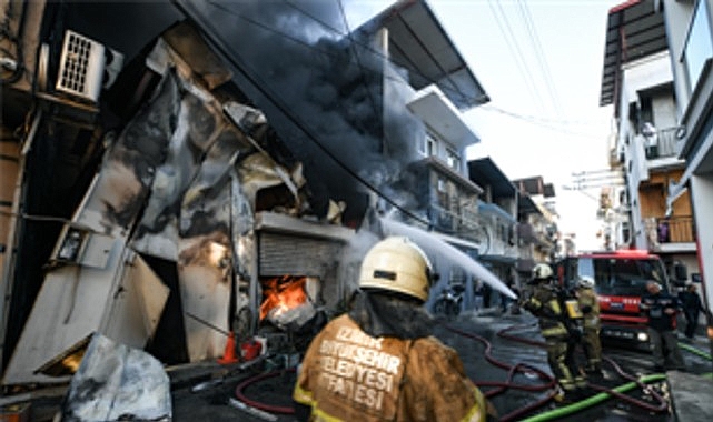 İzmir’in Buca ilçesinde yoğurt üretimi yapılan iş yerinde çıkan yangın,
