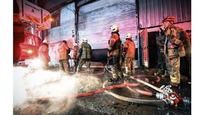 İzmir’in Buca ilçesindeki bir mobilya atölyesinde çıkan yangın, itfaiyenin hızlı