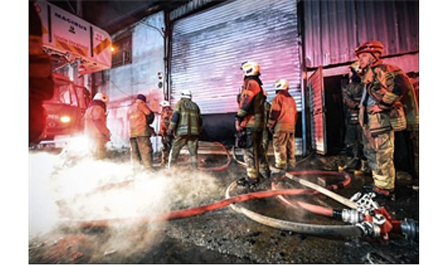 İzmir’in Buca ilçesindeki bir mobilya atölyesinde çıkan yangın, itfaiyenin hızlı