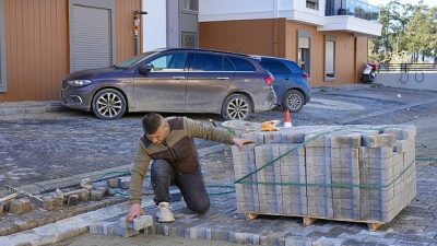 Burhaniye Belediyesi Fen İşleri Müdürlüğü ekipleri, ilçe genelinde yürüttüğü çalışmalarla