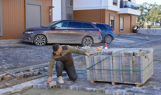 Burhaniye Belediyesi Fen İşleri Müdürlüğü ekipleri, ilçe genelinde yürüttüğü çalışmalarla