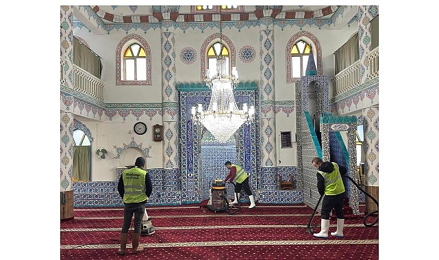 Burhaniye Belediyesi, Ramazan ayı öncesinde ilçe genelindeki camilerde kapsamlı temizlik