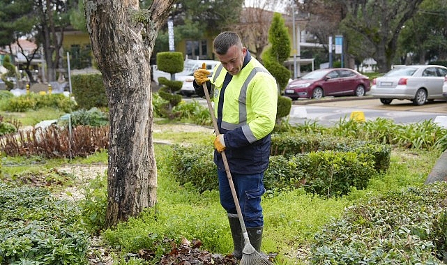 Burhaniye Belediyesi Park ve Bahçeler Müdürlüğü ekipleri, ilçe genelinde yeşil