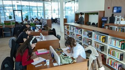 Kocaeli Büyükşehir Belediyesi’nin açtığı yeni nesil kütüphaneler, gençlerin yoğun ilgisiyle