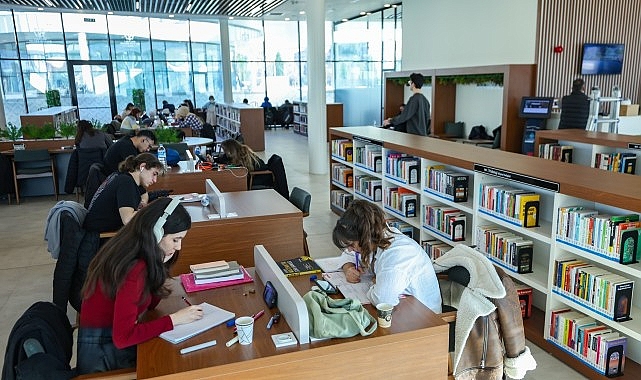 Kocaeli Büyükşehir Belediyesi’nin açtığı yeni nesil kütüphaneler, gençlerin yoğun ilgisiyle