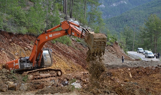 Alanya'da olumsuz hava koşulları nedeniyle kapanan yolları açık tutabilmek için
