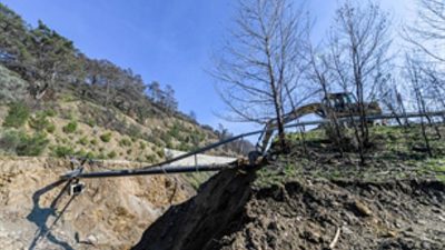 İzmir Büyükşehir Belediyesi, Ödemiş’te Çamyayla-Horzum yolunda orman yangınlarının ardından kesilen