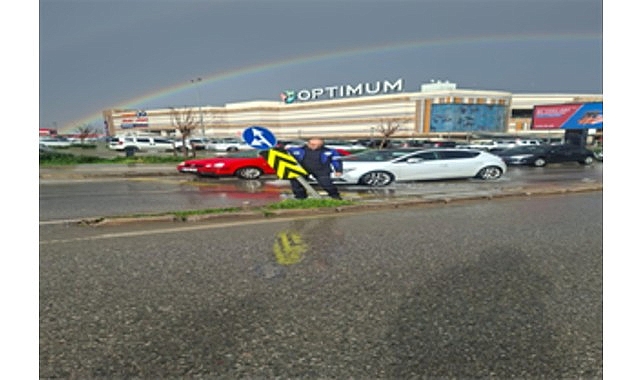İzmir’de gece saatlerinden itibaren etkili olan sağanak yağış nedeniyle kent