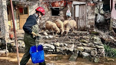 Sağanak yağışlara karşı sahada olan İzmir Büyükşehir Belediyesi ekipleri, tüm