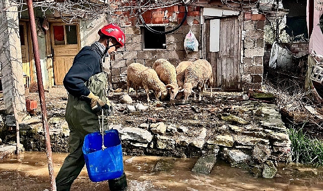 Sağanak yağışlara karşı sahada olan İzmir Büyükşehir Belediyesi ekipleri, tüm
