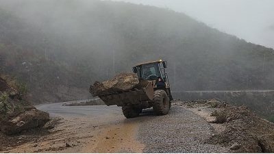 Antalya Büyükşehir Belediyesi ekipleri, olumsuz hava şartlarının etkisini sürdürdüğü Alanya