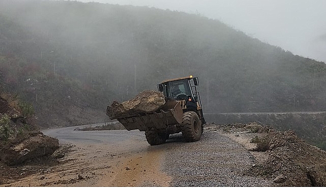 Antalya Büyükşehir Belediyesi ekipleri, olumsuz hava şartlarının etkisini sürdürdüğü Alanya