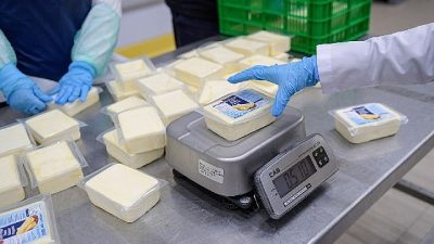 İzmir Büyükşehir Belediyesi iştiraki İZTARIM, Bayındır Süt Fabrikası’nda ürettiği İZMAR