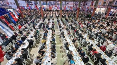 İzmir Büyükşehir Belediyesi'nin ramazan ayı boyunca ilçelerde düzenlediği iftar programı,