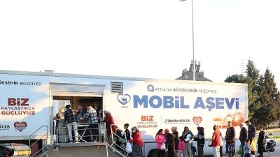 Antalya Büyükşehir Belediyesi, Ramazan ayı geleneksel sıcak yemek ikramlarını sürdürüyor.