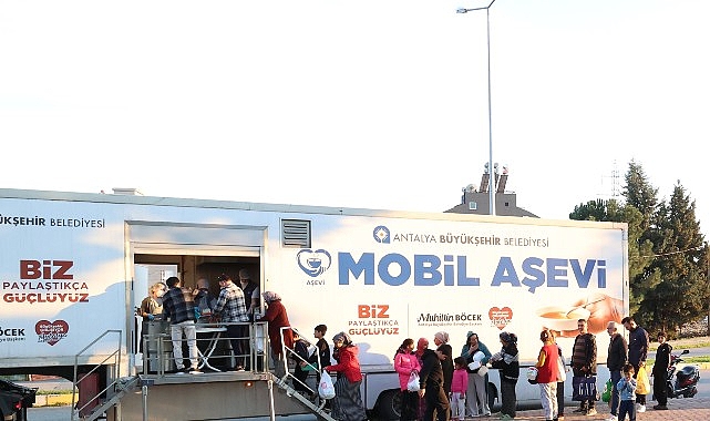 Antalya Büyükşehir Belediyesi, Ramazan ayı geleneksel sıcak yemek ikramlarını sürdürüyor.