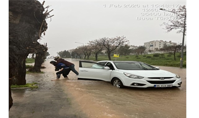 Turuncu alarm verilen İzmir’de etkili olan sağanak yağışlarda sahaya inen