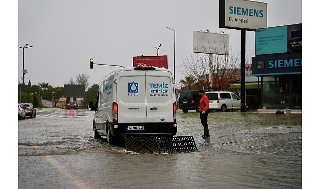Dün gece saatlerinden itibaren etkili olan yoğun yağışlara karşı Çeşme