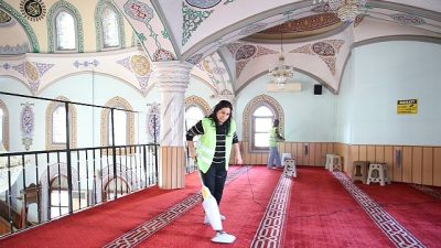 Çiğli Belediyesi, Ramazan ayı boyunca ilçe genelindeki camilerde temizlik çalışmalarına