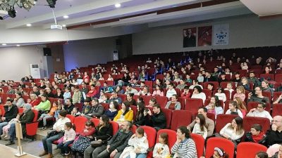 Çiğli Belediyesi, hafta sonunu çocuklara tiyatro şöleniyle taçlandırdı. Kültür, Sanat
