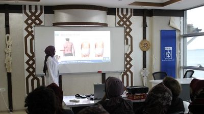 Kocaeli Büyükşehir Belediyesi, Anne Şehir Merkezleri’nde düzenlenen seminerde aileleri bilgilendirmeye