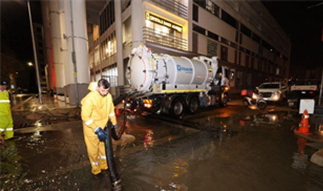 İzmir’de gün boyunca etkili olan yağmur, düşen hava basıncı ve