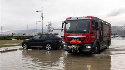 Ege’yi etkisi altına alan düşük basınç sistemi İzmir’de deniz seviyesini