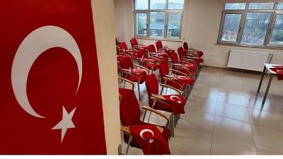 Kısa bir tatil arasından sonra ders başı yapan öğrenciler, Genç