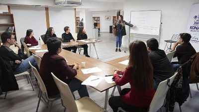 Konak Belediyesi’nin Alsancak Türkan Saylan Kültür Merkezi binasında hizmet veren