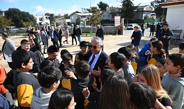 Göynük Mahallesi'nde yer alan Göynük Ortaokulu Kütüphanesi, Kemer protokolünün katılımıyla