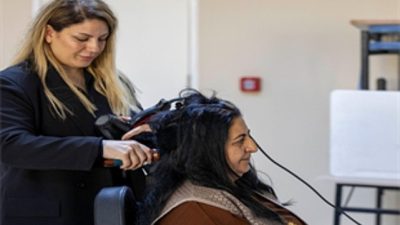 İzmir Büyükşehir Belediyesi’nin  Güçlenme Durağı Mobil Kuaförlük Hizmeti,  kadınların hem