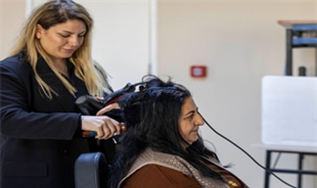 İzmir Büyükşehir Belediyesi’nin  Güçlenme Durağı Mobil Kuaförlük Hizmeti,  kadınların hem