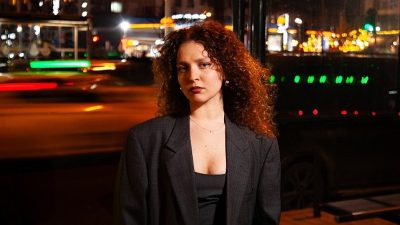 Pop ve Rock türlerindeki başarılı üretimleri ile kendine has bir