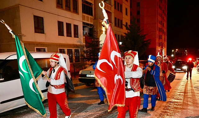 Nevşehir’de vatandaşlar ilk sahura mehteran takımının marşlarıyla uyandı. Nevşehir Belediye