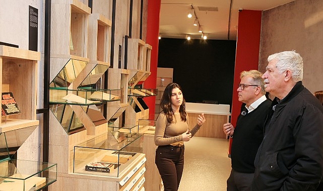 Küçükçekmece Belediyesi'nin Cennet Kültür ve Sanat Merkezi'nde düzenlediği İmzalı Kitaplar