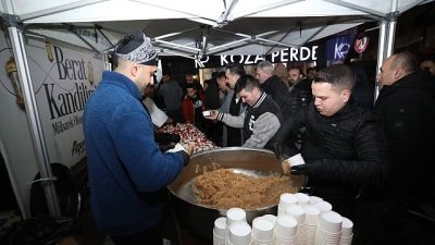İnegöl Belediyesi’nin her kandilde farklı bir camide sürdürdüğü helva ikramı