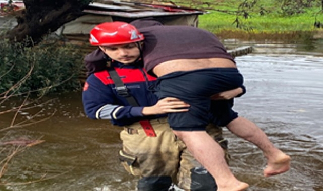İzmir’de etkili olan şiddetli yağış sırasında boş arazideki barakaya sığınan