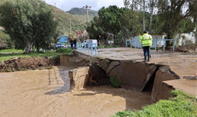 İzmir Büyükşehir Belediyesi ekipleri sağanak yağış nedeniyle kent genelinde meydana