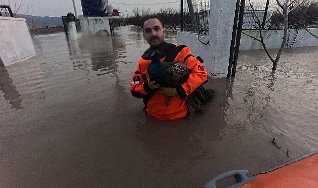 İzmir’de etkili olan yoğun yağışların ardından İzmir Büyükşehir Belediyesi İtfaiyesi,