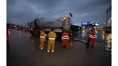 İzmir’de etkili olan yağış ve kuvvetli rüzgârla birlikte deniz seviyesi