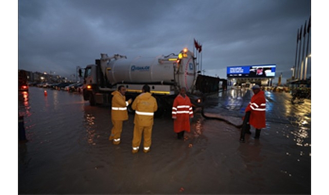 İzmir’de etkili olan yağış ve kuvvetli rüzgârla birlikte deniz seviyesi