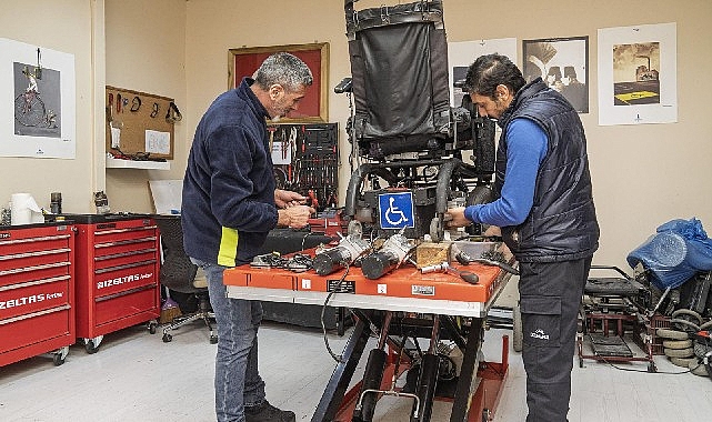 Tekerlekli sandalyesi bozulan engelli yurttaşlar için İzmir Büyükşehir Belediyesi adeta